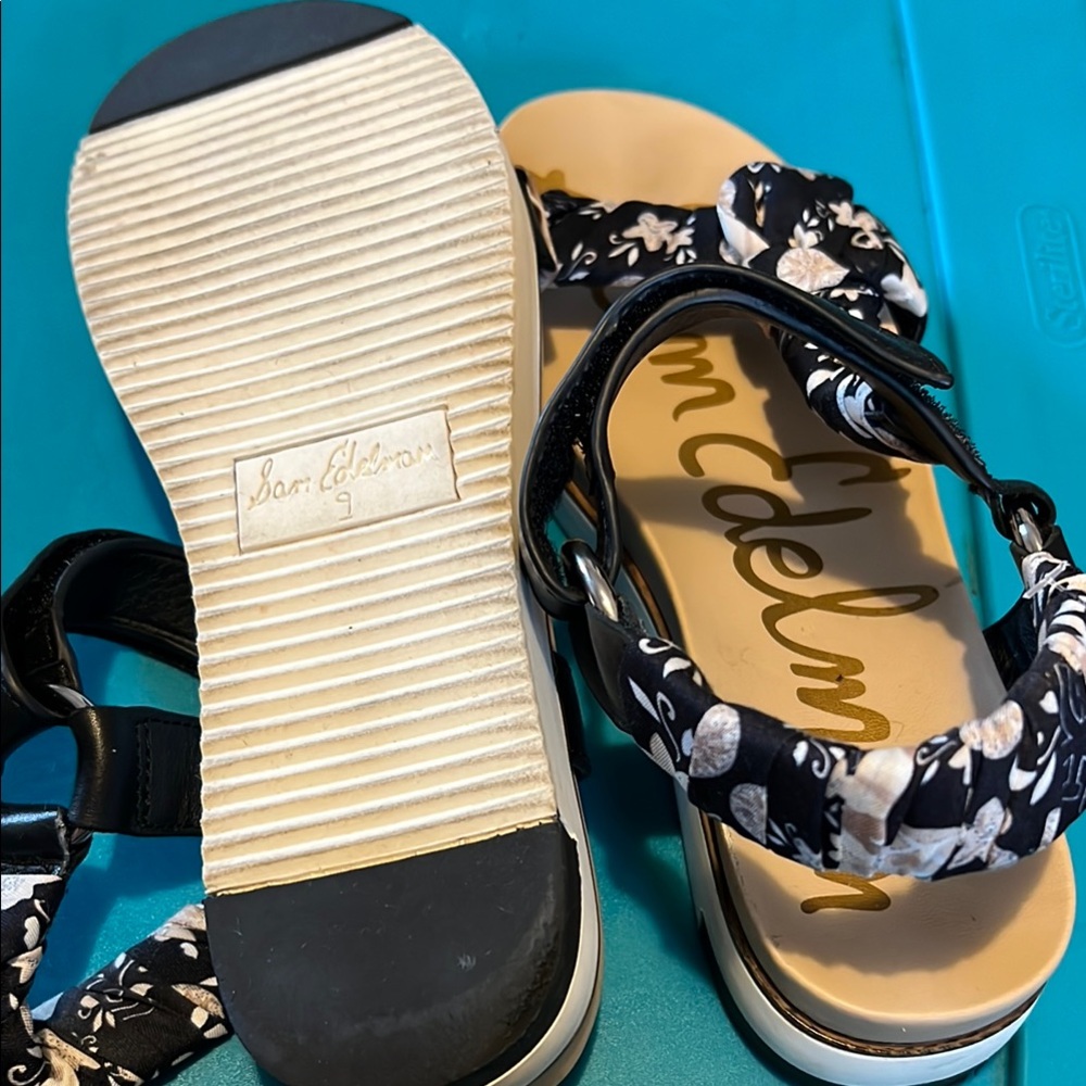 Sam Edelman Black and White Sandals with Elastic Straps - Picture 3 of 4